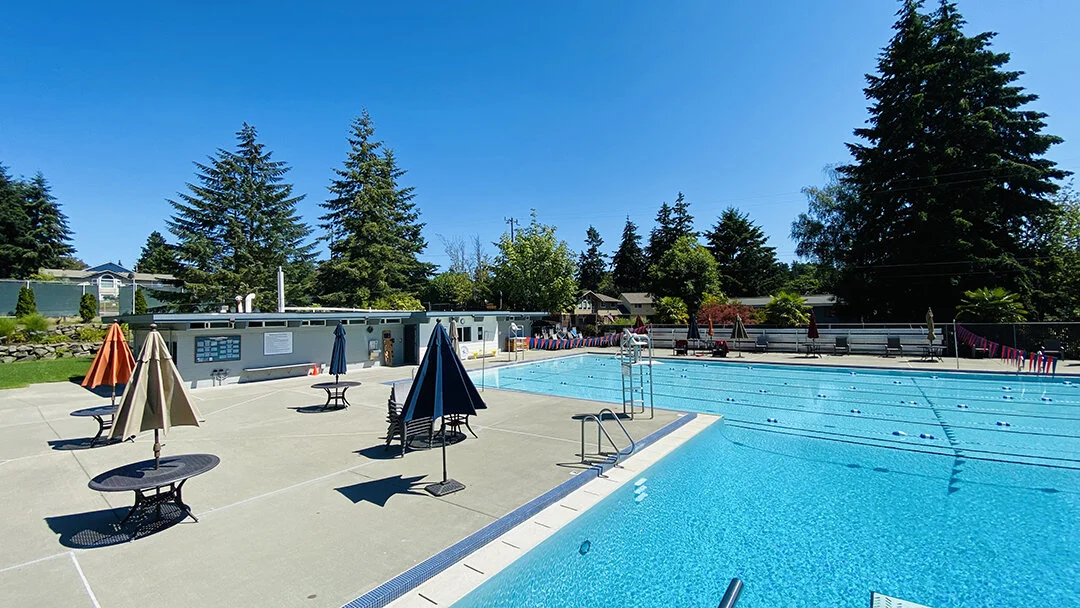 JMA Gives Vintage Swimming Pool a Modern Touch