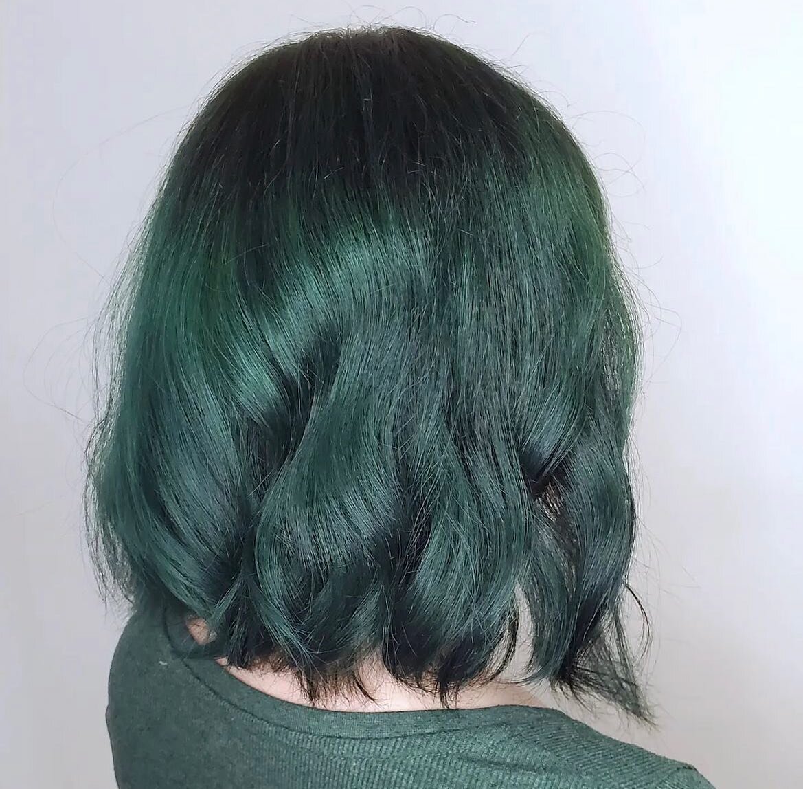 Custom emerald green hair by @tashadoesyourhair  #vegancolor #mplshair #mnhairstylist #davinessalon #mplshairsalon #mnhairsalon #mplshairstylist #southmpls #haircolor #haircut #greenhair #tashadoesyourhair