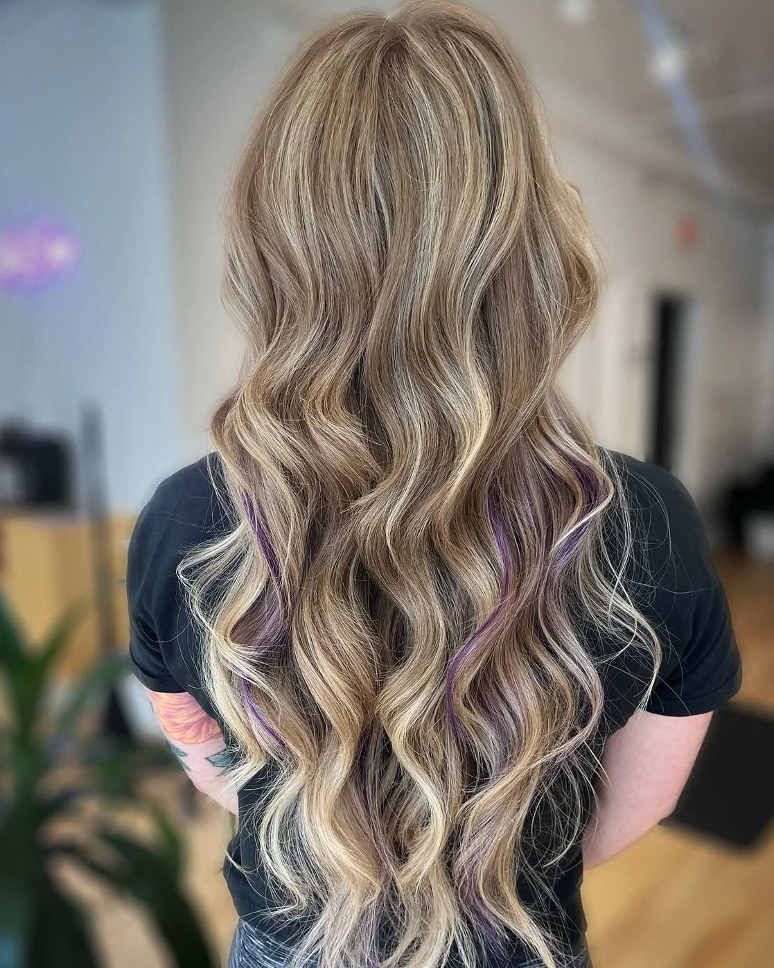 Summer blonde with a hint or purple! Book your new color look with @haiirby_lys 

 #davinessalon #bcorpcertified #queerhairstylist #queersalon #queerhairsalon #blondhighlight #blondehighlights #blondehair #purplehair