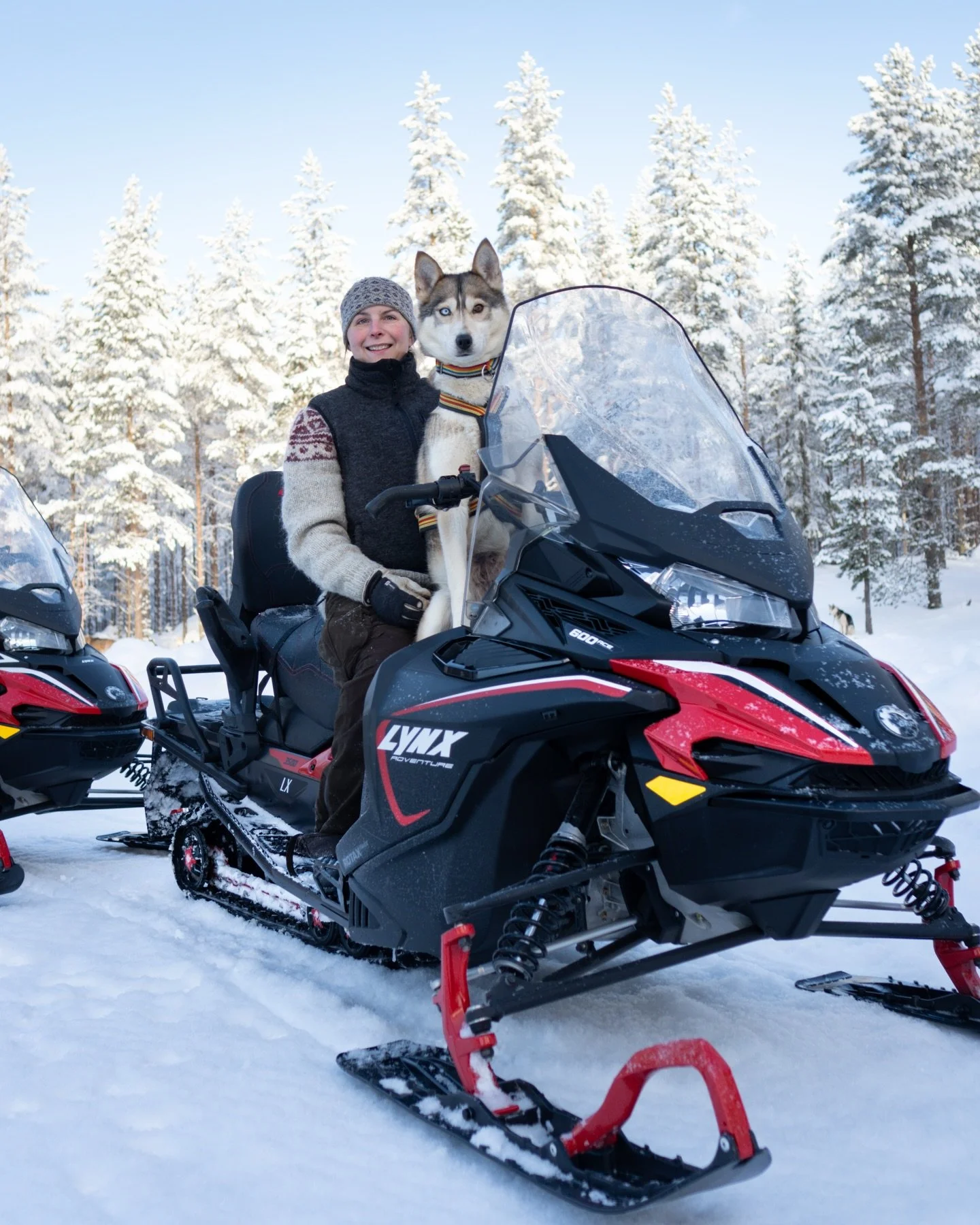 The guided Below Zero - snowmobile tour

When you book a guided snowmobile tour with us you will of course also get the chance to meet our huskies. Both the husky tour and snowmobile shares the same starting point and on some places the trails cross 