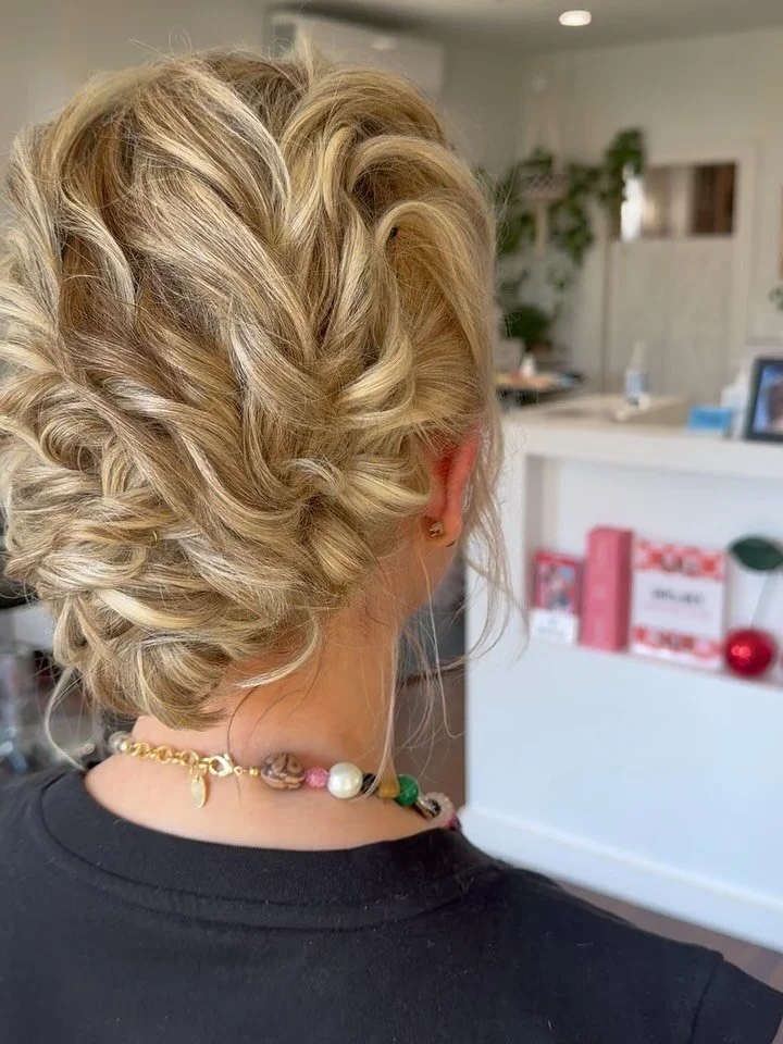 Short hair can be pinned up too! I love proving this to people &mdash; anything is possible with the right technique and a few bobby pins.

@miche11epop 
#updo #hair #ftwupdo #hairpinned #blonde #hairandmakeup #bridal #formalhair