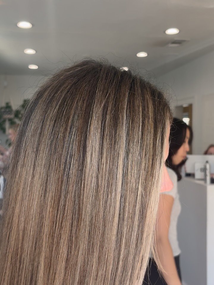 Curly hair straight!  Fresh color too!!! 🤤

@miche11edo11ar @leighgood1 

#curlyhair #blondebabylights #blended #longhairwhodis #curls #blowout