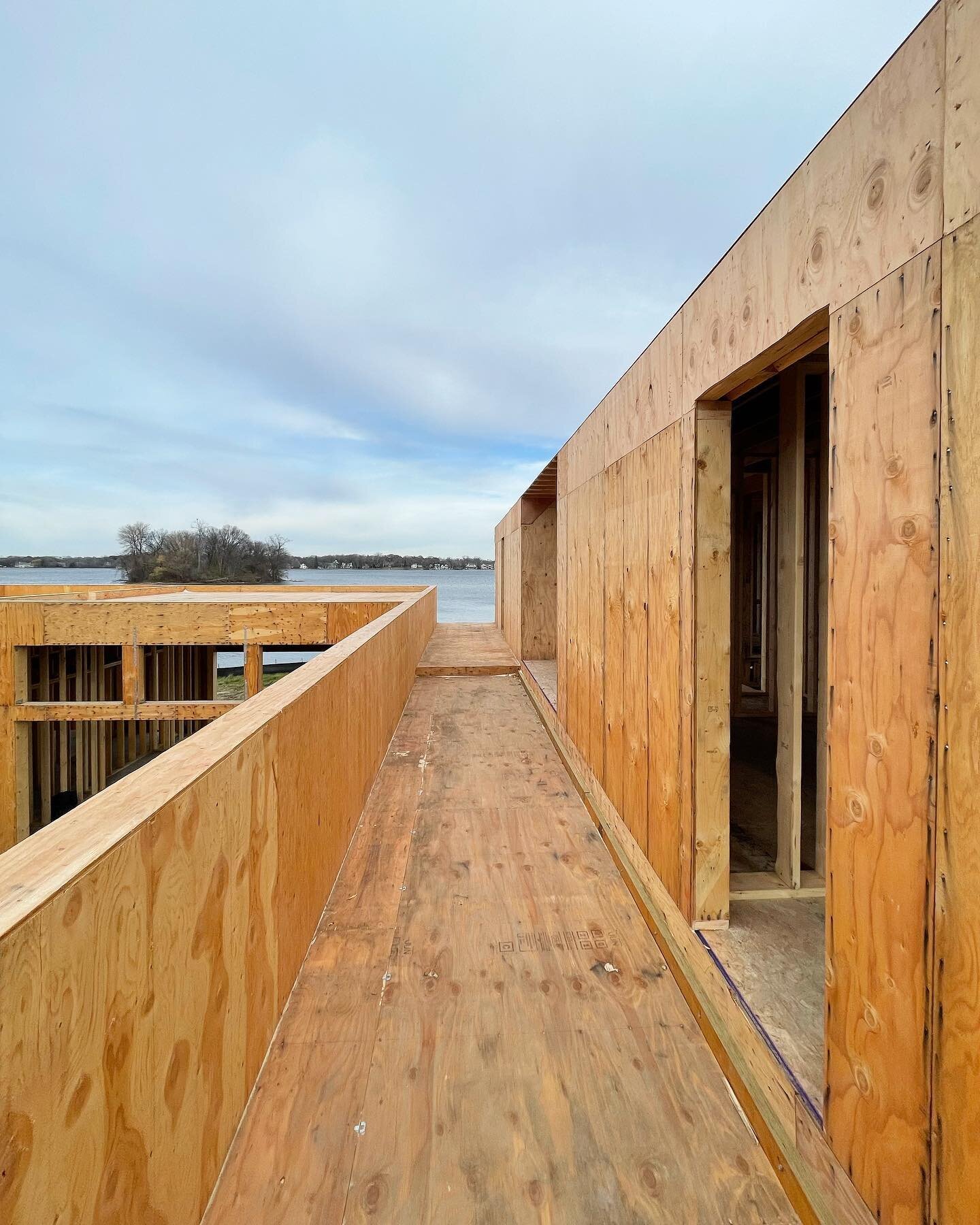 Construction progress visit on Gideon Bay, Shorewood, MN. #courtyardhouse #lakehouse #excelsiormn #christiandeanarchitecture #hoxiehomesandremodeling