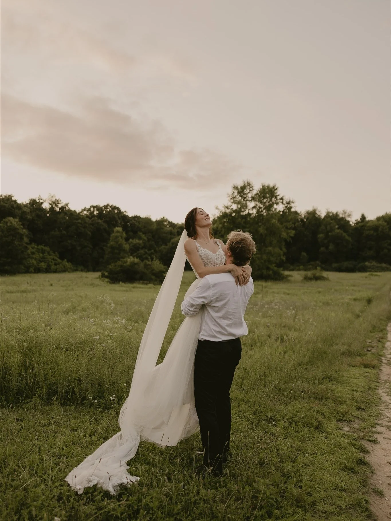 Natalina + Josh
___
#kalamazooweddingphotographer
#michiganweddingphotographer #theknot
#midwestphotographer #authenticlovemag
#junebugweddings #zolaweddings
#anotherwildstory
#grandrapidsweddingphotographer
#elopementphotographer