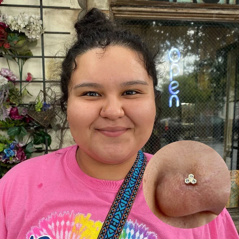 Gold is 13% off for Friday the 13th today and tomorrow!!
.
Nostril by @moody_jules using @junipurrjewelry &ldquo;Tri-Hive&rdquo; in rose gold 
.
.
.
.
.
.
.
.
.
#nostril #nostrilpiercing #facepiercing #bodypiercing #safepiercing #bodyjewelry #finejew