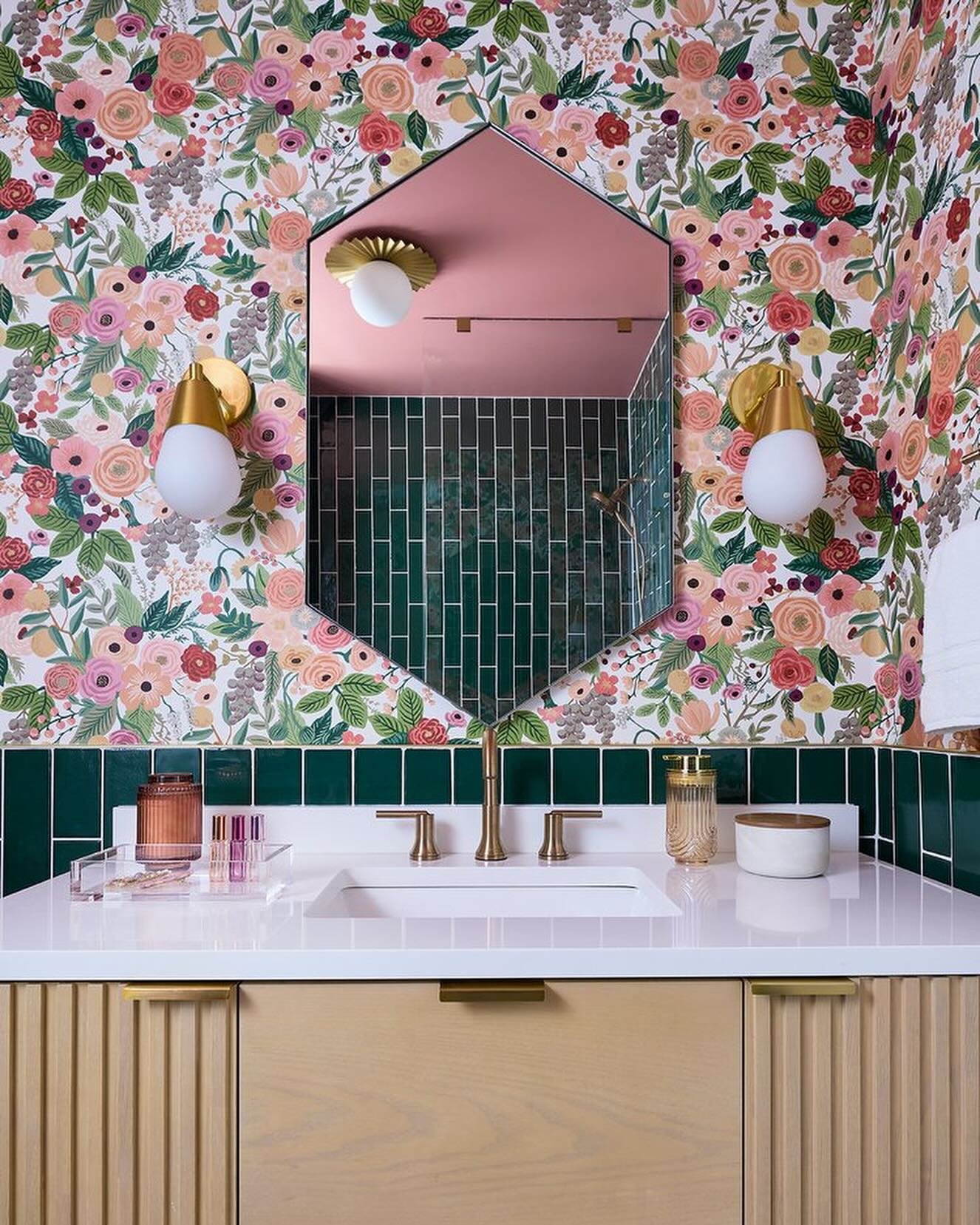 A bright, beautiful upgrade for this bathroom 🌸 
#wallpaperwednesday

📸 @dustinforest