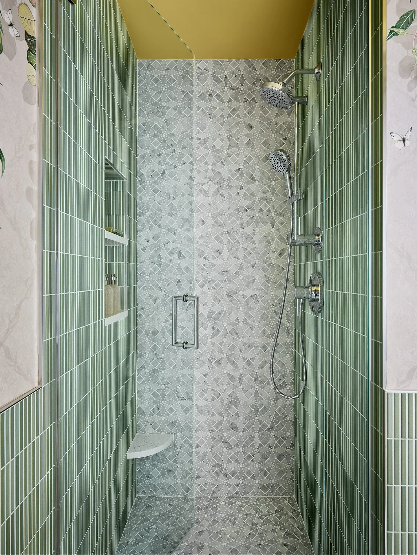 We love nothing more than a colorful, dramatic makeover! Swipe to see the before! 🚿 💛

📸 @dustinforest