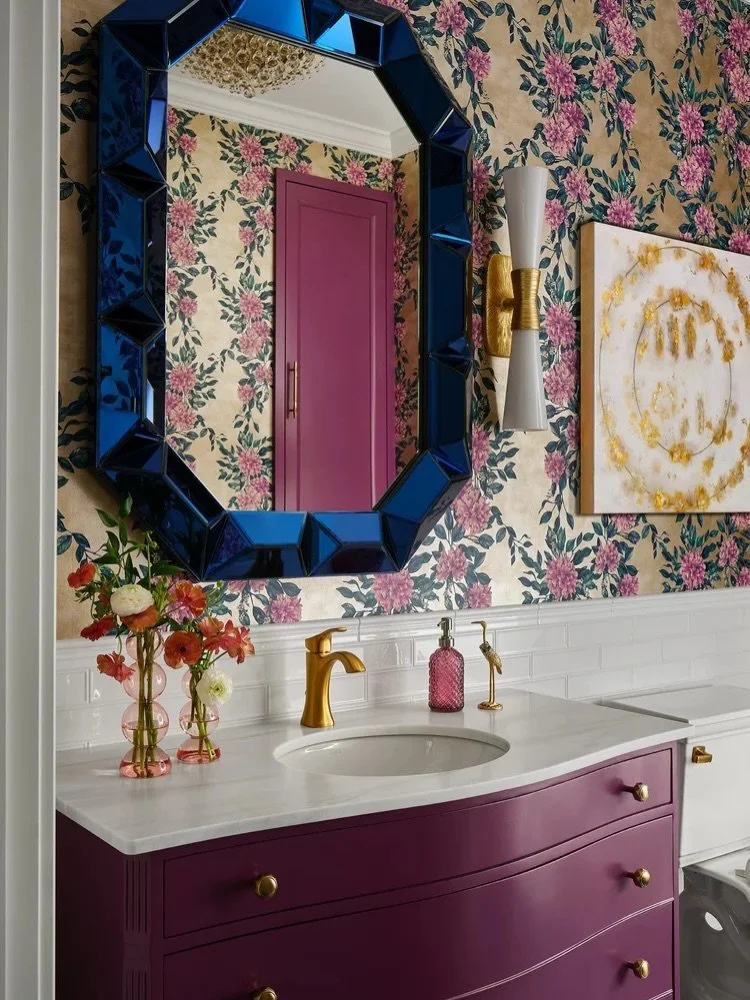 Jewel tones, gilded details, and a little drama ✨💎

📸 @dustinforest