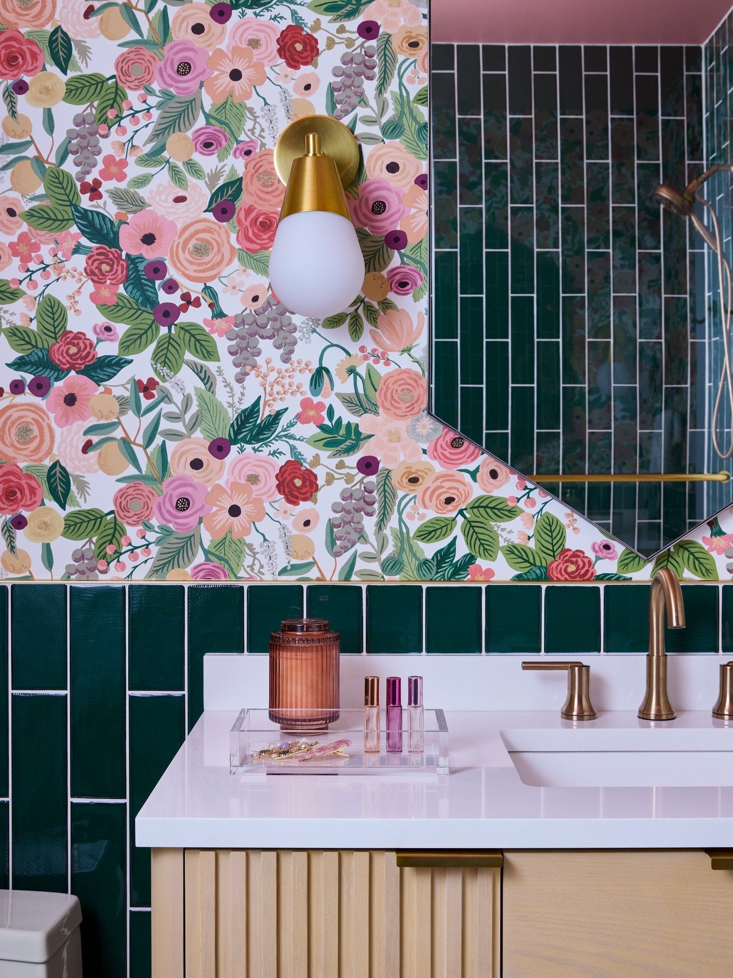 Bold blooms, soft pinks, and a touch of green&mdash;spring is blooming early in this bathroom 🌸

📸 @dustinforest