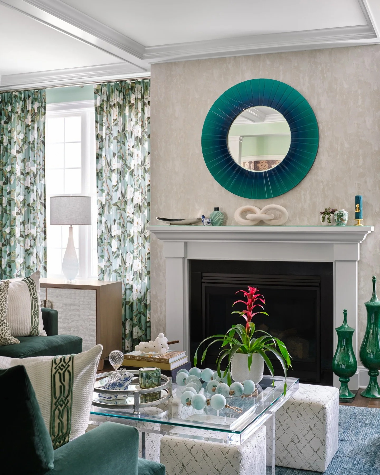 Lucky layers of green in this chic living room 🍀✨

📸 @dustinforest