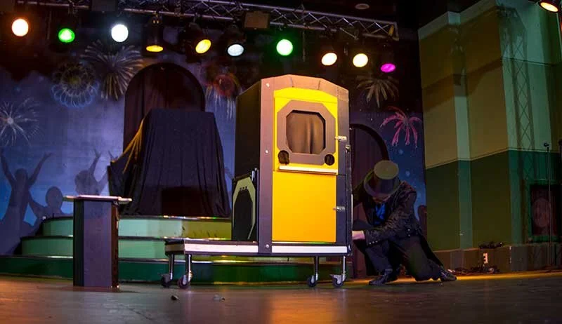 The yellow box optical illusion on stage
