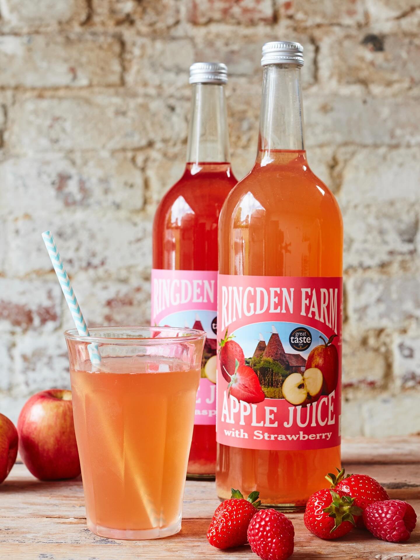 This hot weather is thirsty work!
We have added two seasonal apple juice combinations to our Ringden apple juice offerings, Strawberry &amp; Apple and Raspberry &amp; Apple.  Perfect for alfresco dining.

📸 @stuartovendencreative 

#ringdenfarm 
#ri