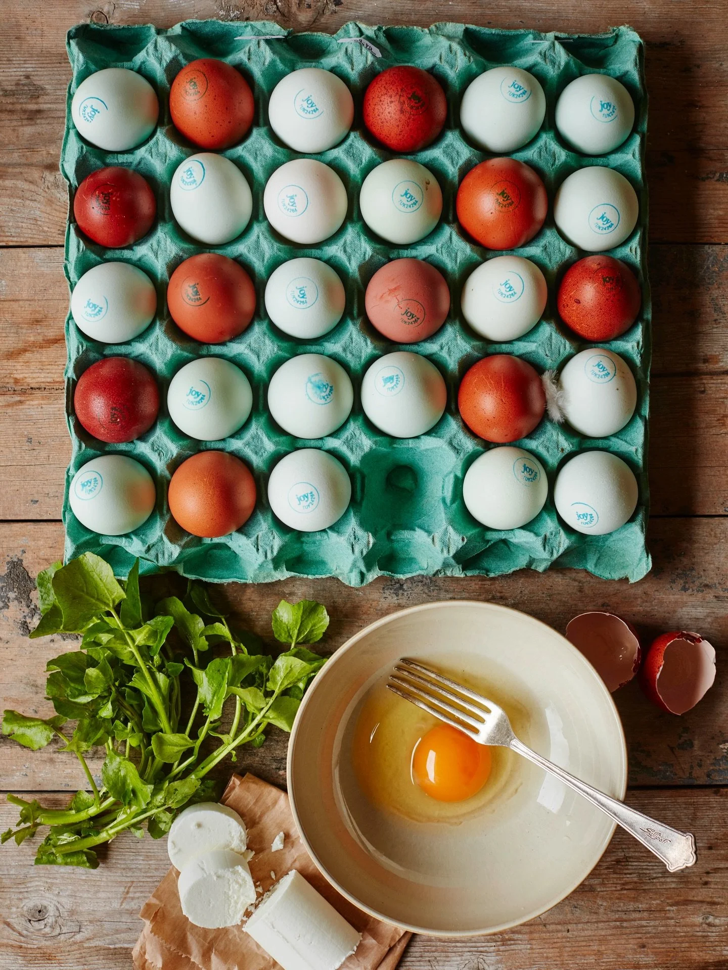 Are you having a slow Sunday? 
Perhaps a little brunch is planned. @joy_farms_1929 eggs make a wonderful omelette with the addition of the creamy @rosarygoatscheese and our watercress for its peppery notes. 

Have a good Sunday.

#sundaybrunch 
#loca