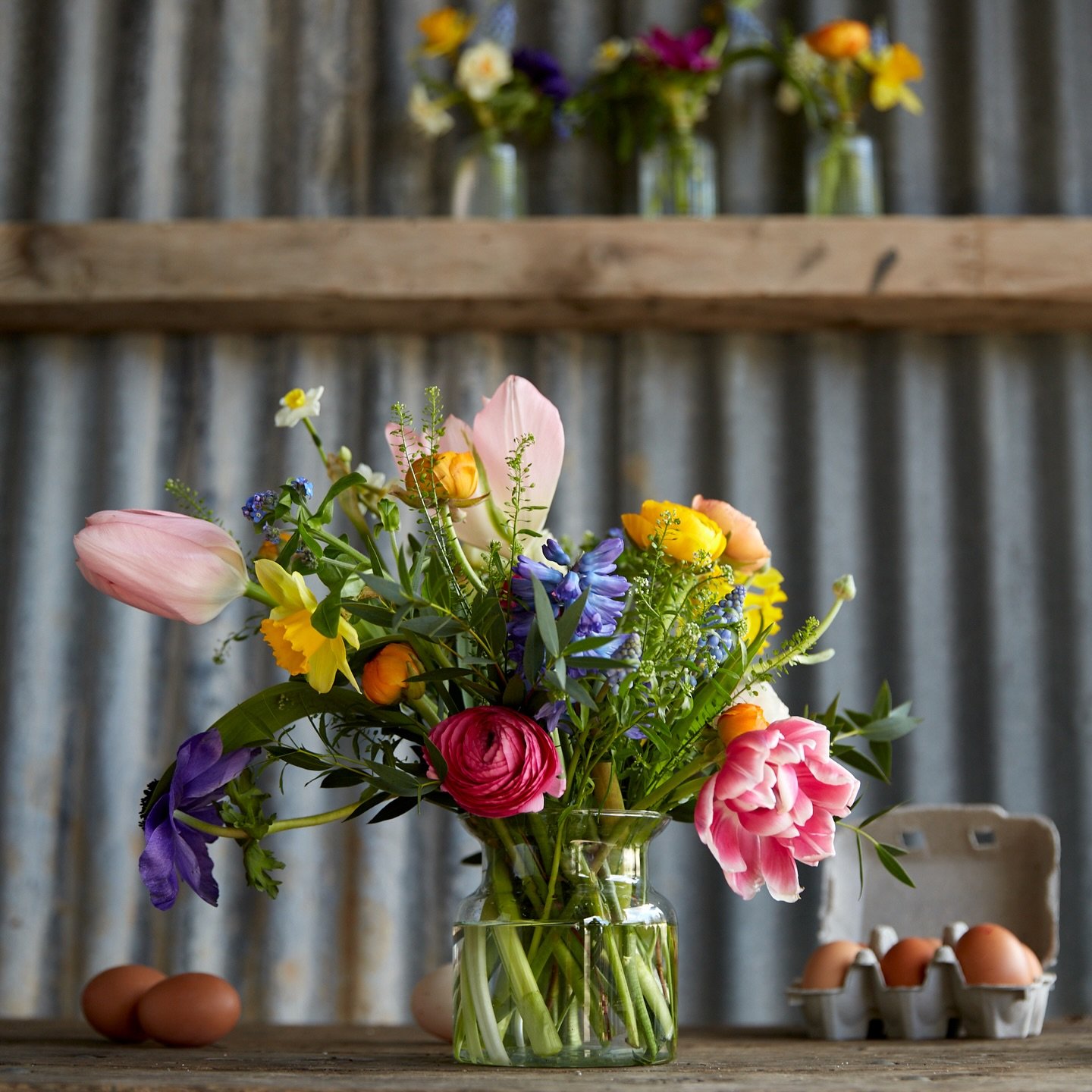 The Flower Shop is filled with spring blooms for bunches of joy to be created. We love this time of year. 

#springhassprung 
#springflowers 
#avasefullofspring 
#kingfisherfarmshop
