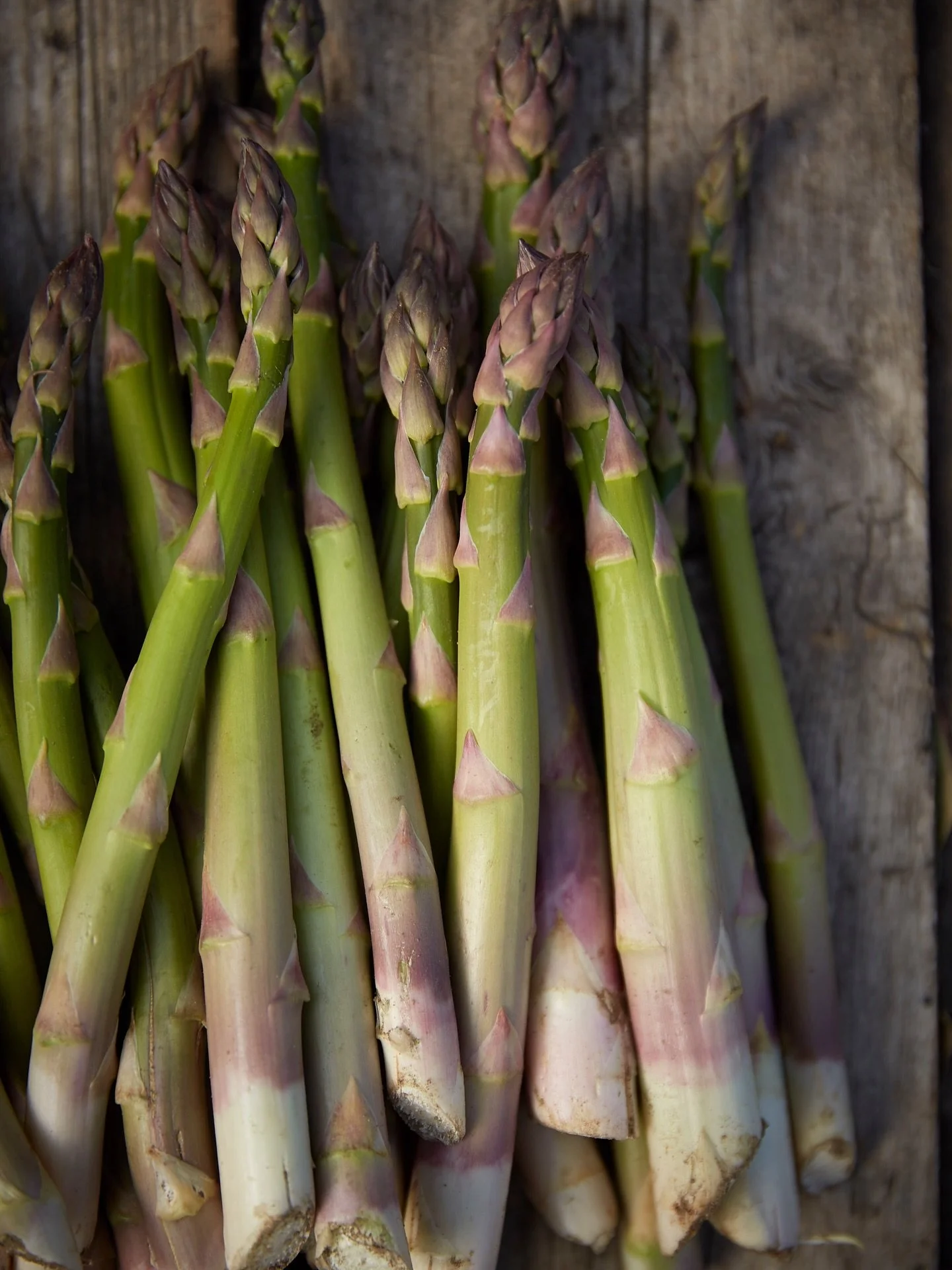 Local Asparagus is here!!!!
Beautiful tender stems from @sladefarm_rogate 

It&rsquo;s time to indulge in this spring vegetable. 

#aspargus
#locallygrown
#seasonalproduce 
#kingfisherfarmshop