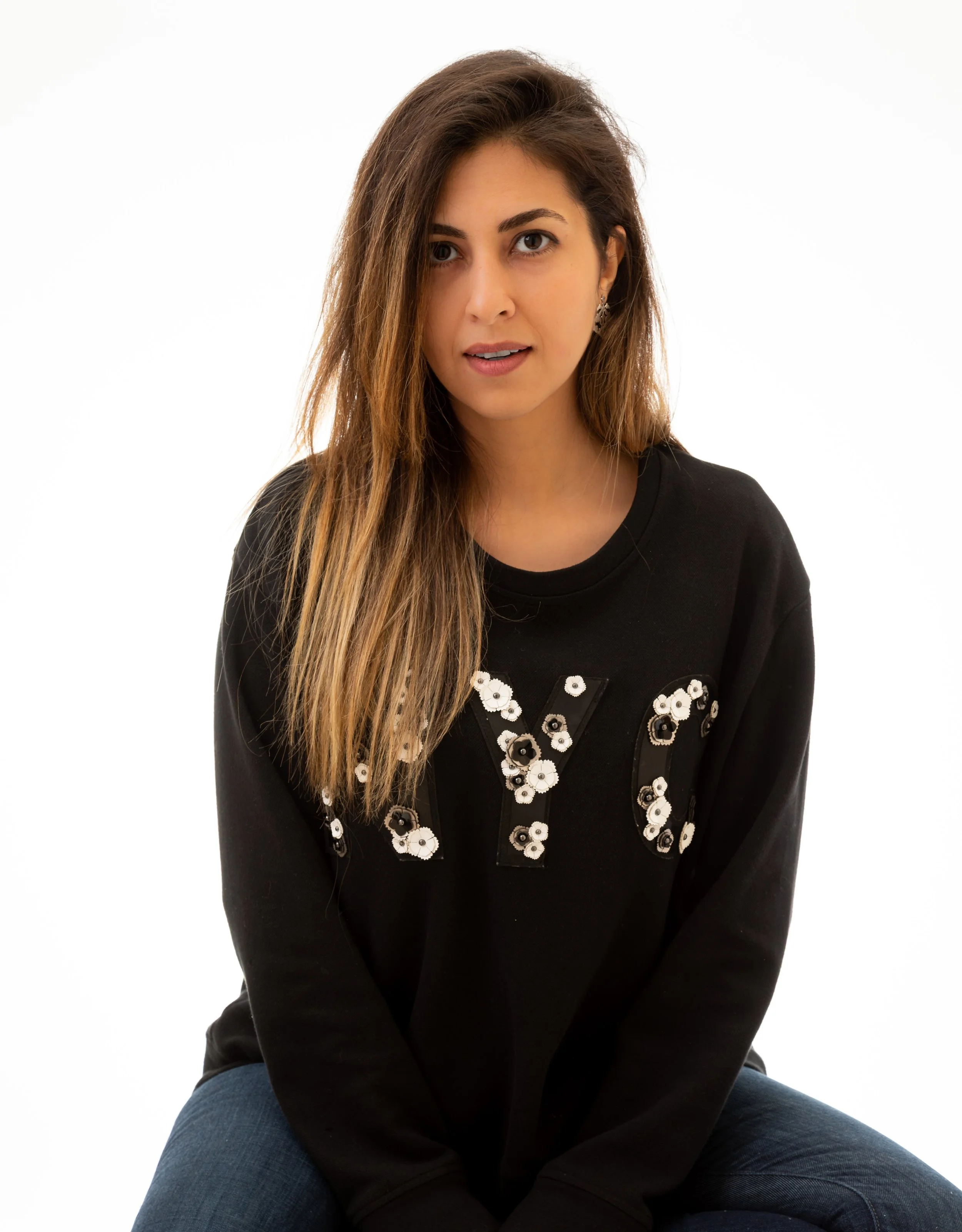 SETARE OMIDI (STYLIST & PRODUCT MARKETING) Setare has more than 5 years of experience with products. She has been in different roles ranging from Product Marketing to Product Management and Sales. She studied MBA at the University of Toronto and has mentored a few startups with their product strategy decisions. Setare is passionate about art and fashion. She is a new artist. She creates digital characters and turns them into unique products.