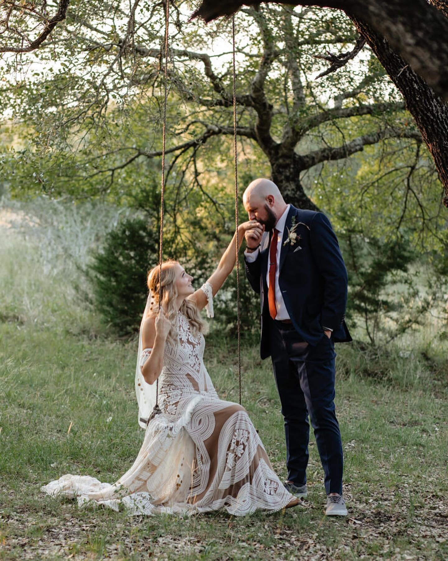 Swinging our way into this Monday with a grateful heart. Cheers to a productive week! 
.
.
@katiaforerophotography 
.
.
.
.
.

#vistawestranch #vistawest #drippingspringtx #texasweddingplanner #hillcountrytx #hillcountrywedding #atx #abhustintx #texa