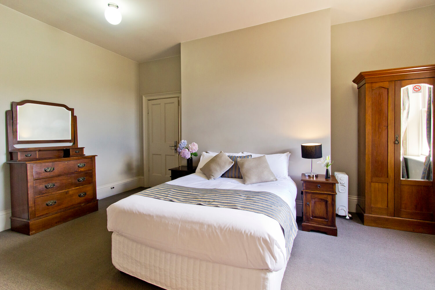 Heritage accommodation Tasmania | Deloraine Hotel