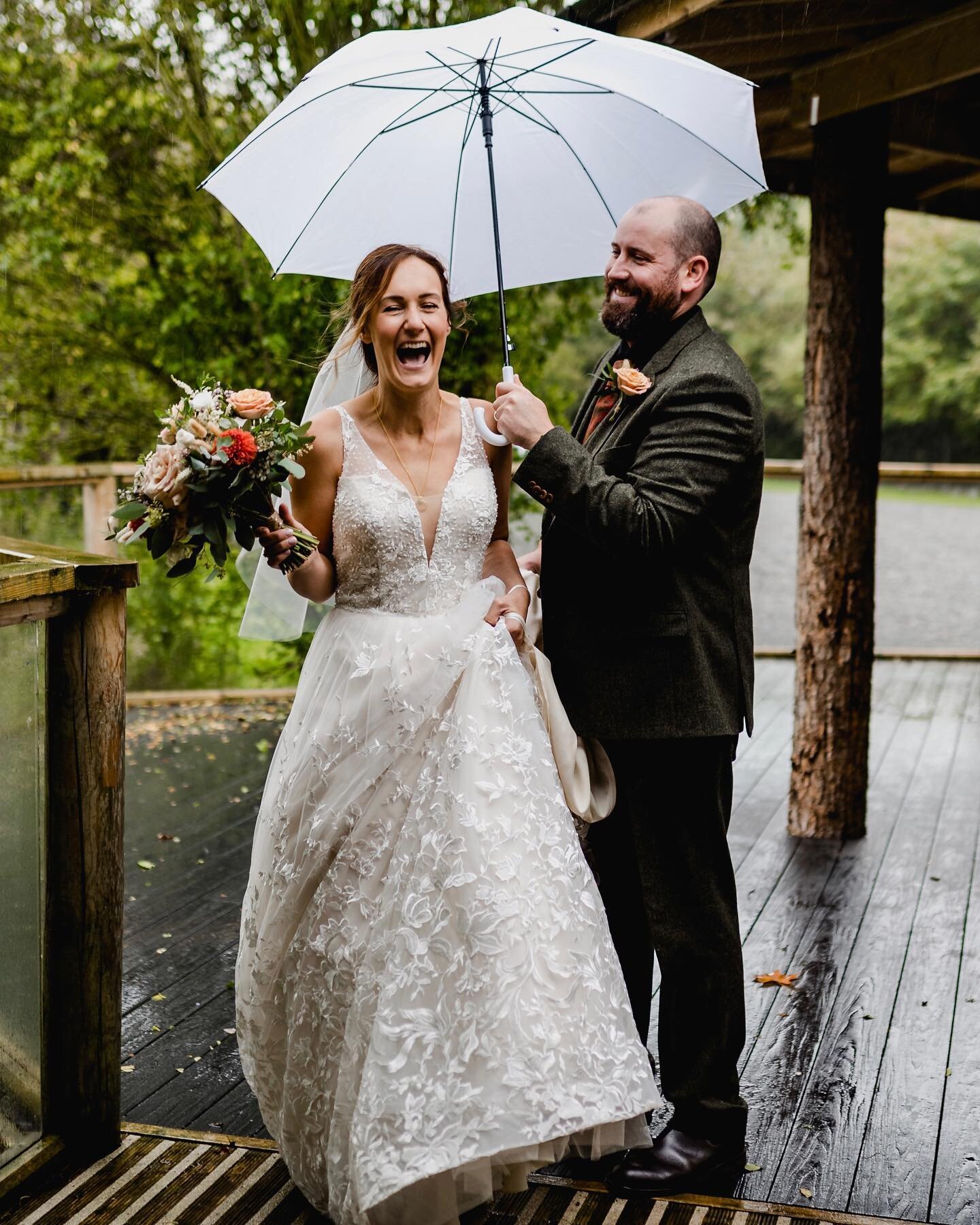 L&amp;J not letting the rain spoil their day at the @oaklands_thegrandlodge ☔️ 

Flowers - @thedaisychainflowers