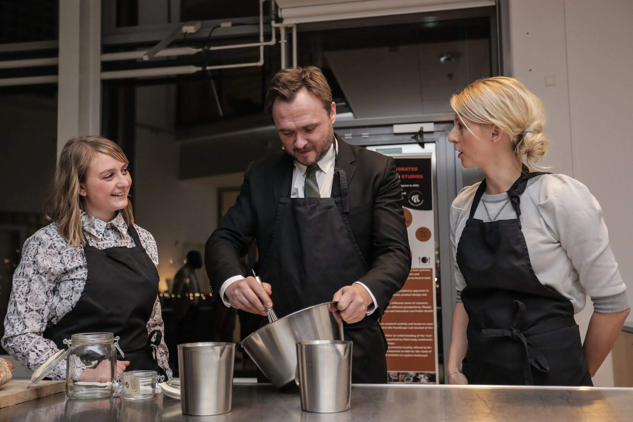 Daværende fødevareminister Dan Jørgensen var selv ved gryderne, da han deltog i den officielle åbning af Kitchen Collective - Europas første delekøkken for madiværksættere. Foto: Kitchen Collective