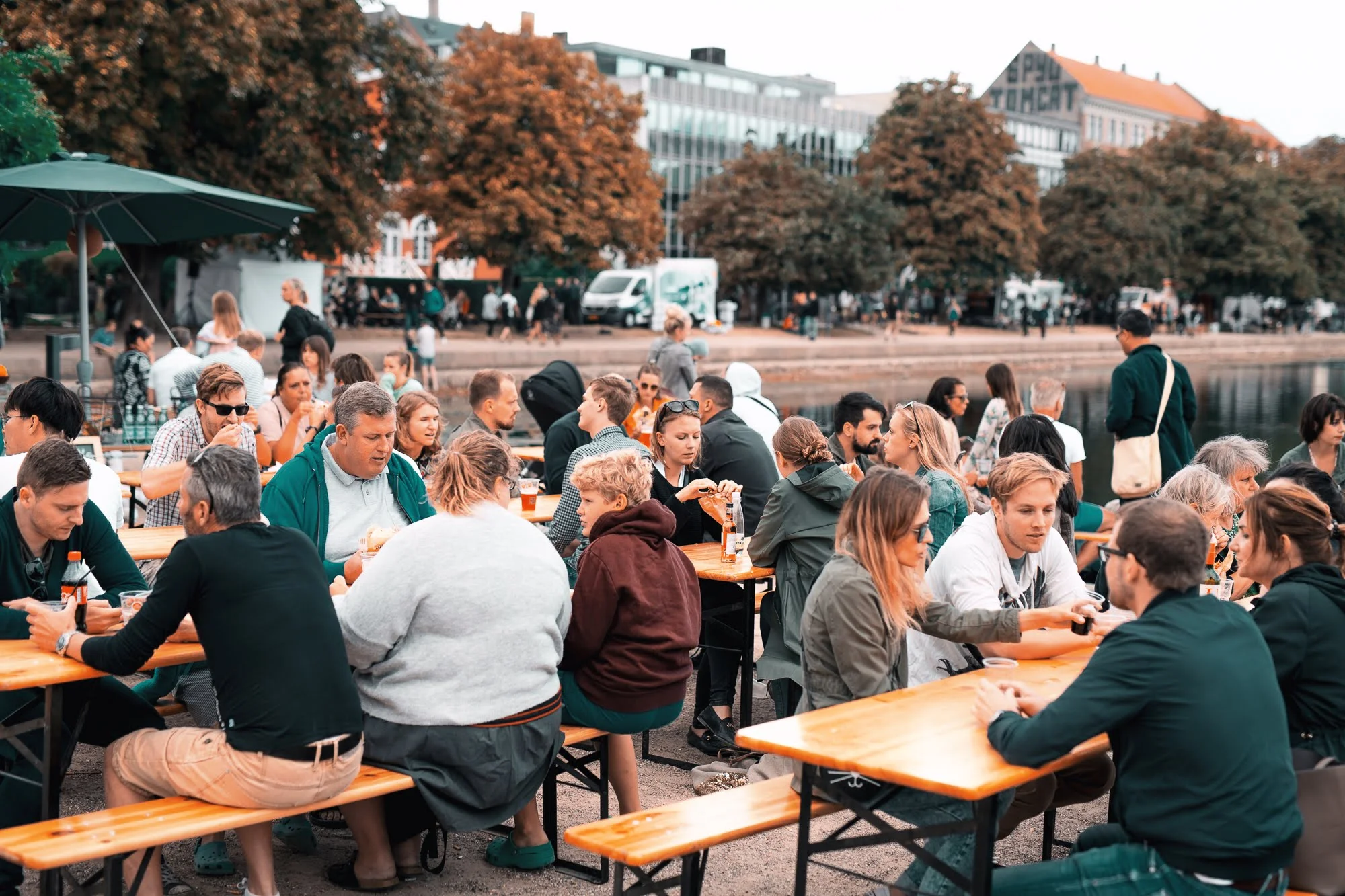 Mere end 50.000 mennesker samles i august rundt om søerne i København for at få et indblik i den danske Street Food scene. Festivalen Street Food om Søerne viser, hvordan morgendagens mad ser ud med mere end 50 boder, der laver mad fra hele verden. Foto: Kitchen Collective