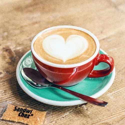 Detall 17 - Tots els nostres baristes reben un curset de formació quan s’incorporen al nostre equip per fer el cappuccino amb cor (característica de SandwiChez!). Si el cafè no està al teu gust, pots tornar-lo, te’l repetirem!
