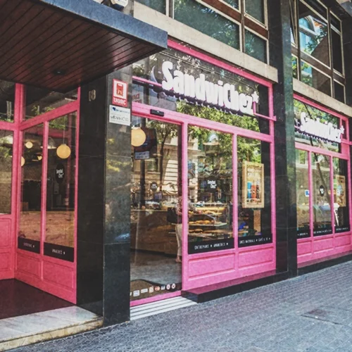 Detall 25 - Malgrat que moltes vegades ens ho demanen, SandwiChez no fa franquícies. Volem impregnar el nostre ADN en tots els nostres locals i fer franquícies significa deixar la teva marca a un tercer que no saps si s’ho prendrà tan seriosament com nosaltres.