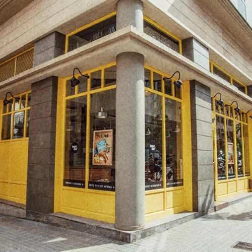 Detall 39 - Gairebé tots els nostres locals són cantoners i, com us podeu imaginar, això no és casual. Els locals cantoners tenen més visibilitat, però el motiu més important és que tenen més llum natural, el que fa que siguin més agradables per estar-s’hi.