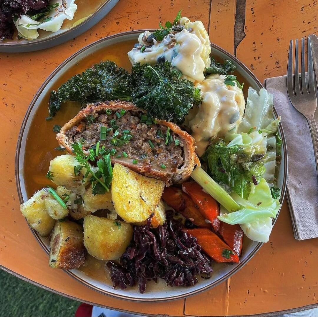 Have you booked in for our totally delicious Sunday roast yet? a hearty vegan roast perfect for veganuary 💚
walk-ins available or book online for tomorrow via our website 
Thanks, @jazsyfood for the photo

#batheats #veganuary #rootedroast #totalgui