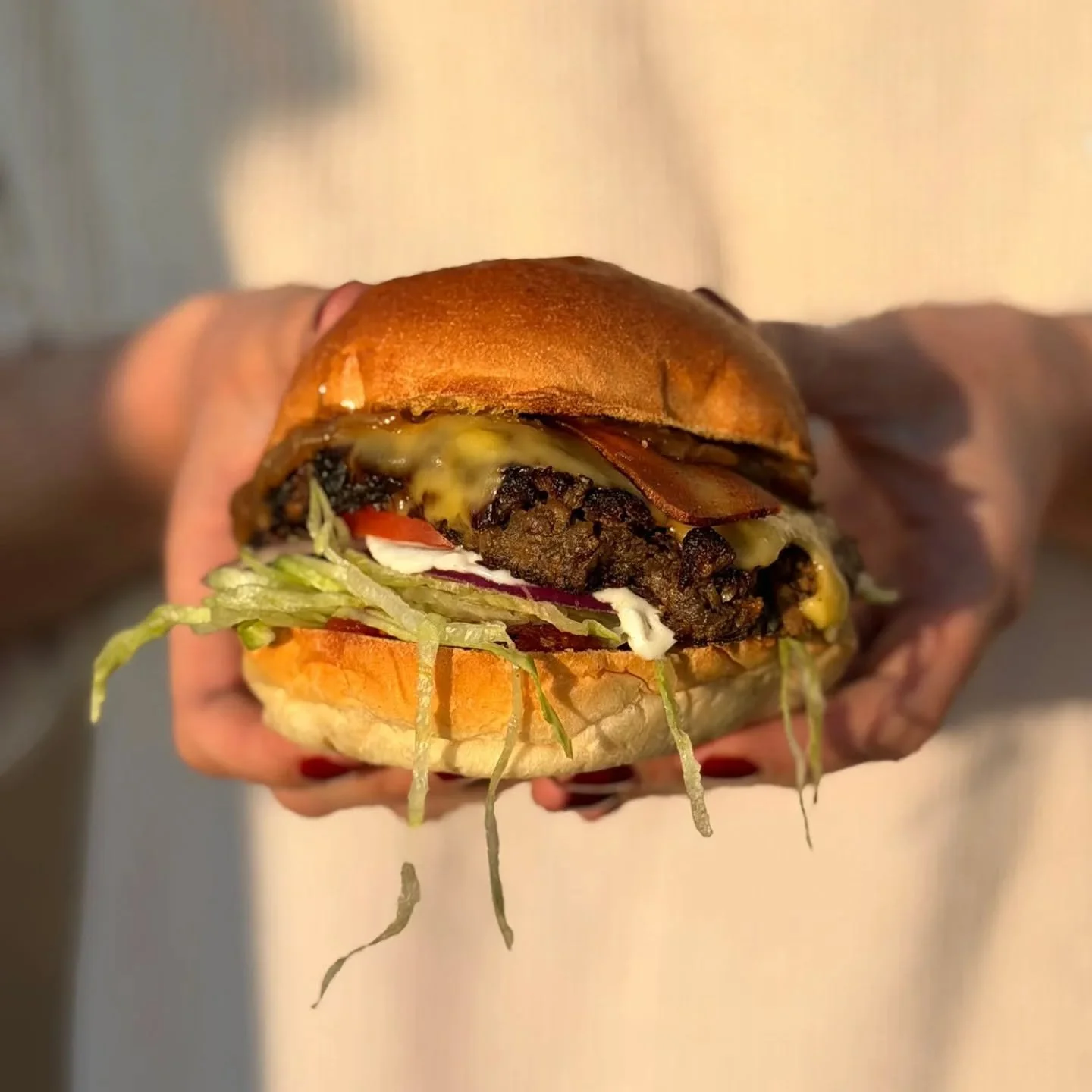 THE OAKLAND SMASH
Guest Burger Of The Month🤘

House-made smashed mushroom patty
with tamari, pickles, cheese, smoked facon, caramelised onions, mayo served with disco house seasoned fries