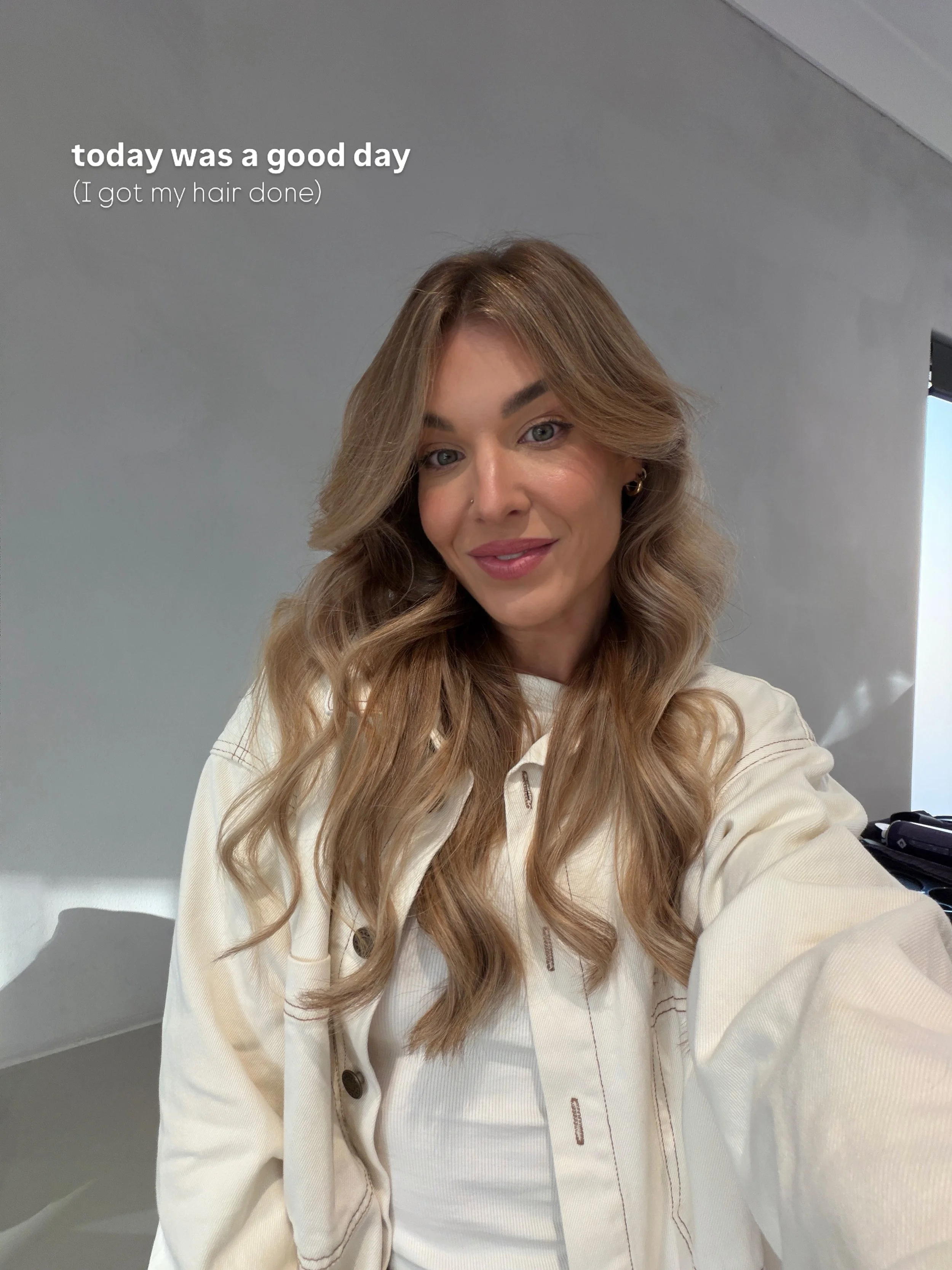 I thought I was sad. Turns out I just needed a colour refresh and a big bouncey blowout 🤏🏼 @reneeyateshairperth