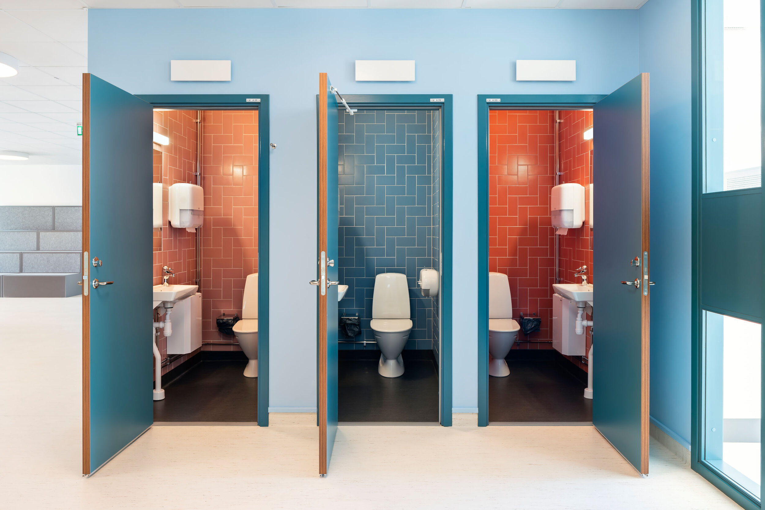  Skolans toaletter har fått olika och varierande färger, det är lätt att välja en favorittoalett, eller svårt! 