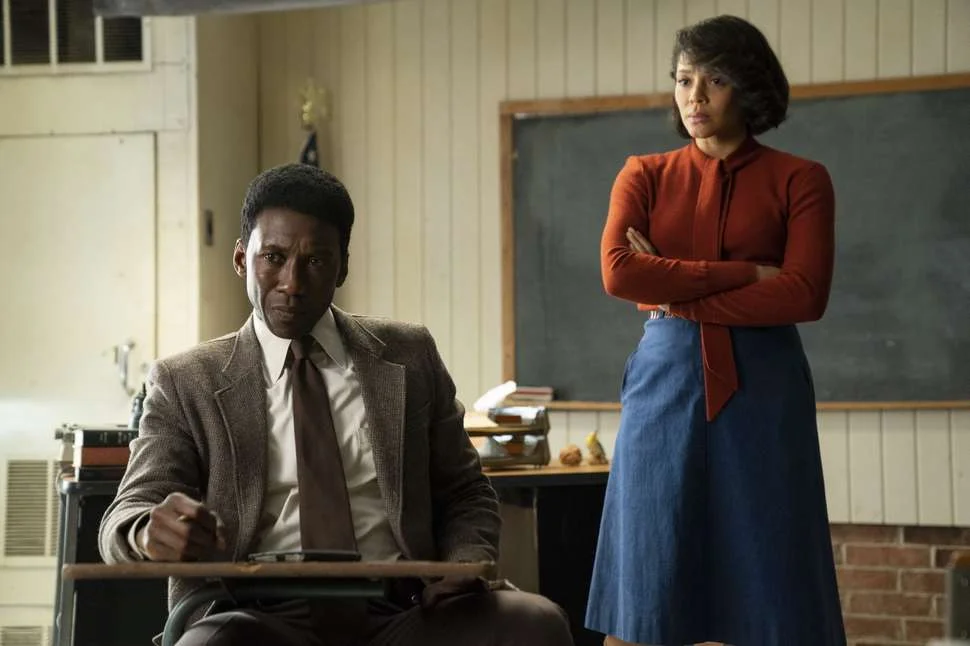 Detektiven spilt Mahershala Ali får hjelp av skolelæreren spilt av Carmen Ejogo til å løse et makabert mysterium. Foto: HBO.