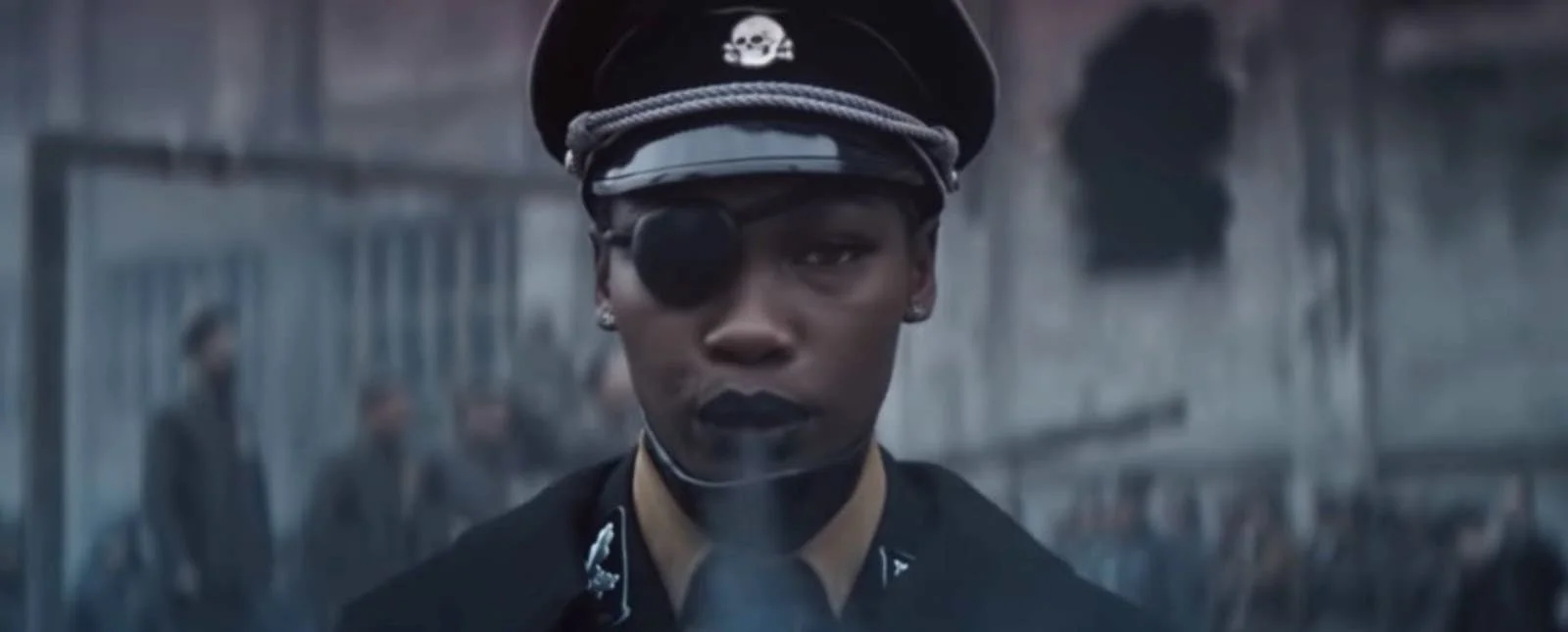 Germania: Ruby Commey som mor Tyskland under andre verdenskrig. Foto: Screenshot fra Youtube video Deutschland. Opphavsrett: Universal Music.