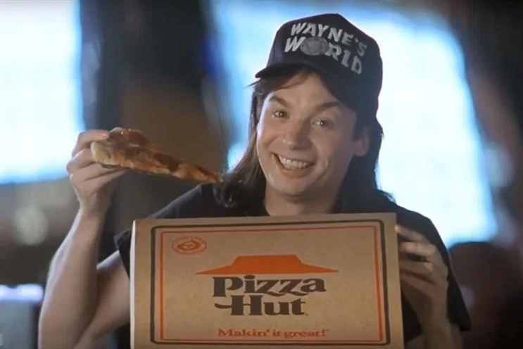 Komedien Wayne´s World har en av tidenes mest kjente parodier på overbærende produktplassering som ironisk nok gikk i sponsorenes favør. Foto: NBC/Paramount Pictures