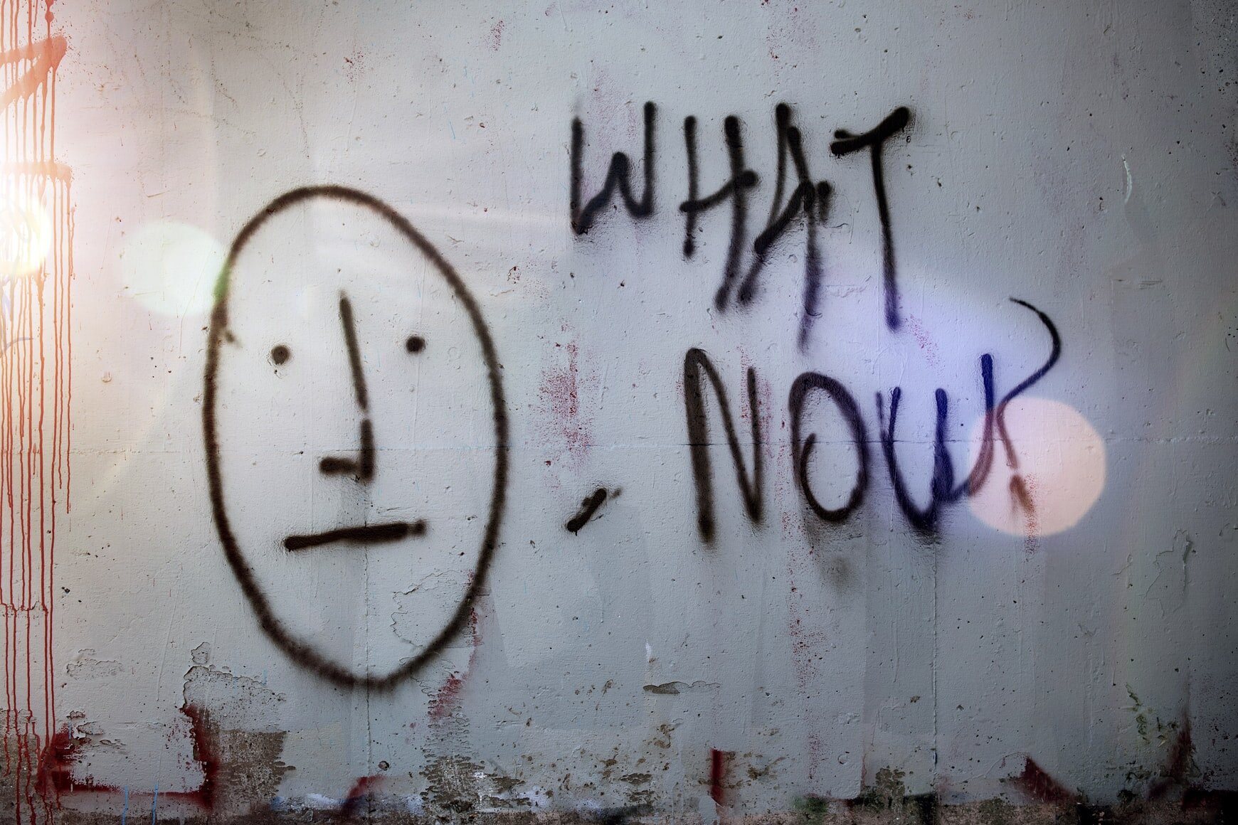 Da de populære nettgigantene var nede i seks timer, ble man kanskje sittende og tenke «Hva nå?». Flere måtte ty til andre midler for å underholde seg selv forrige mandags kveld. Foto:  Tim Mossholder / Unsplash