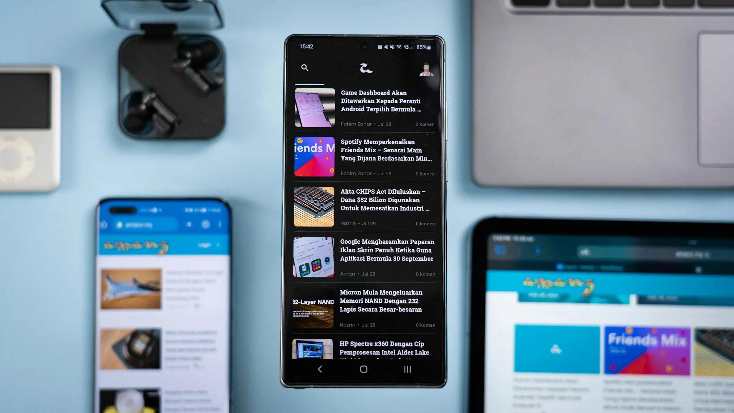 Begrepet "informasjonskløft" beskriver gapet mellom de som har tilgang til og kan utnytte informasjon, og de som ikke har det