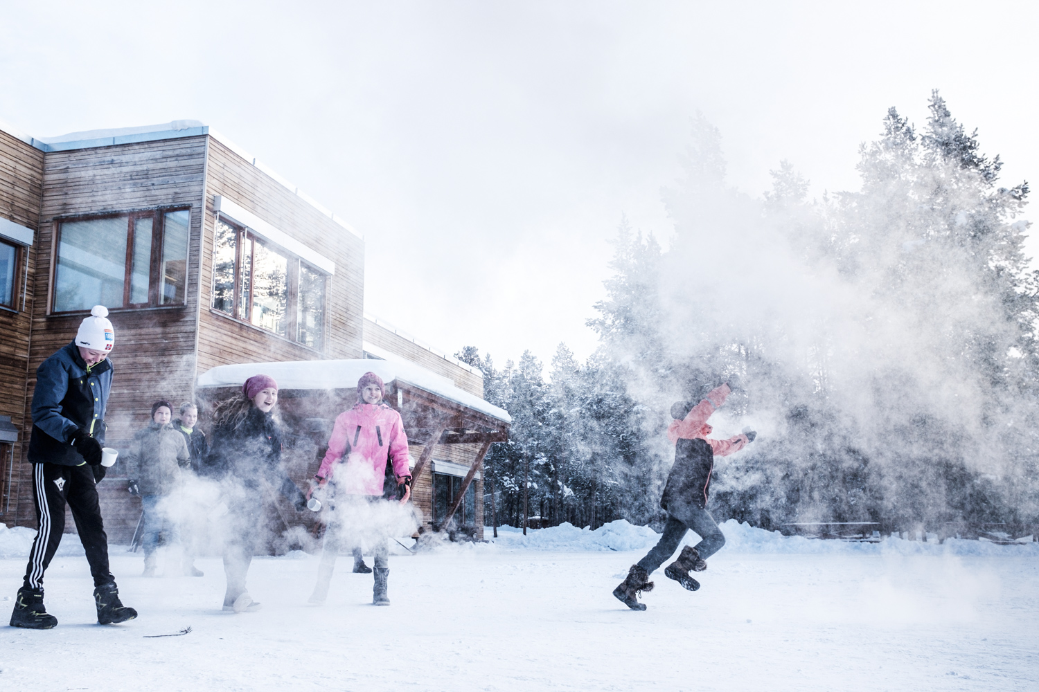 In late February, The cold weather from SIberia came across Europe. At one point Folldal in Hedmark was the coldest place in Europe with its 34.4 degrees below zero. I followed a Simen and the rest of the students at Folldal School when they threw boiling water in the air. For Aftenposten Junior.