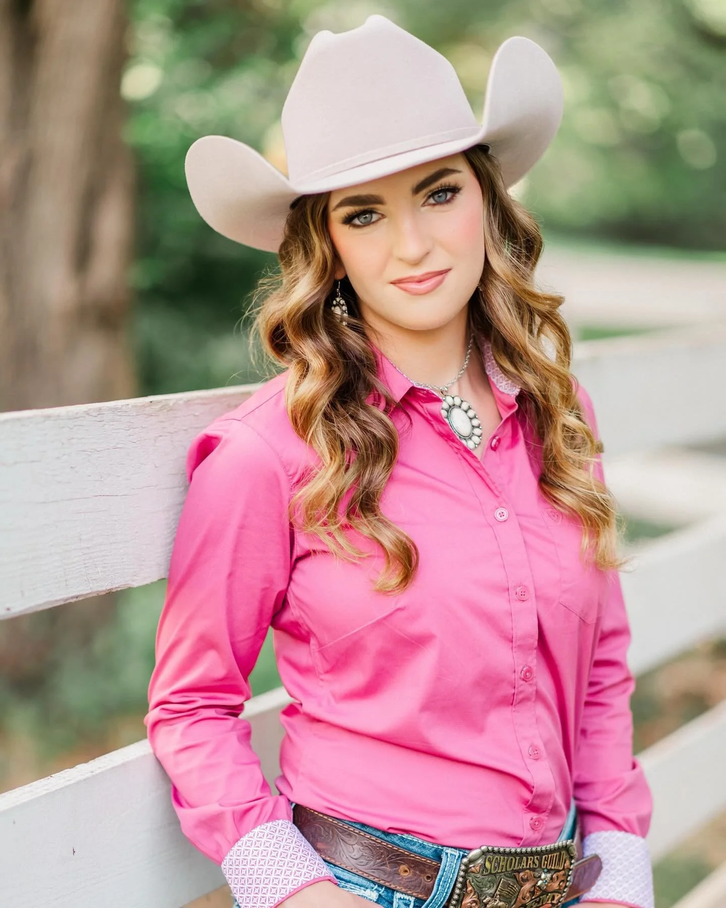 This beauty is going for the Miss Rodeo Georgia competition so she came over for headshots. Even though her headshots had to be inside with a backdrop, we had to pop outside after for a few because she looked so stunning!! 🤩 I&rsquo;ve known this sw