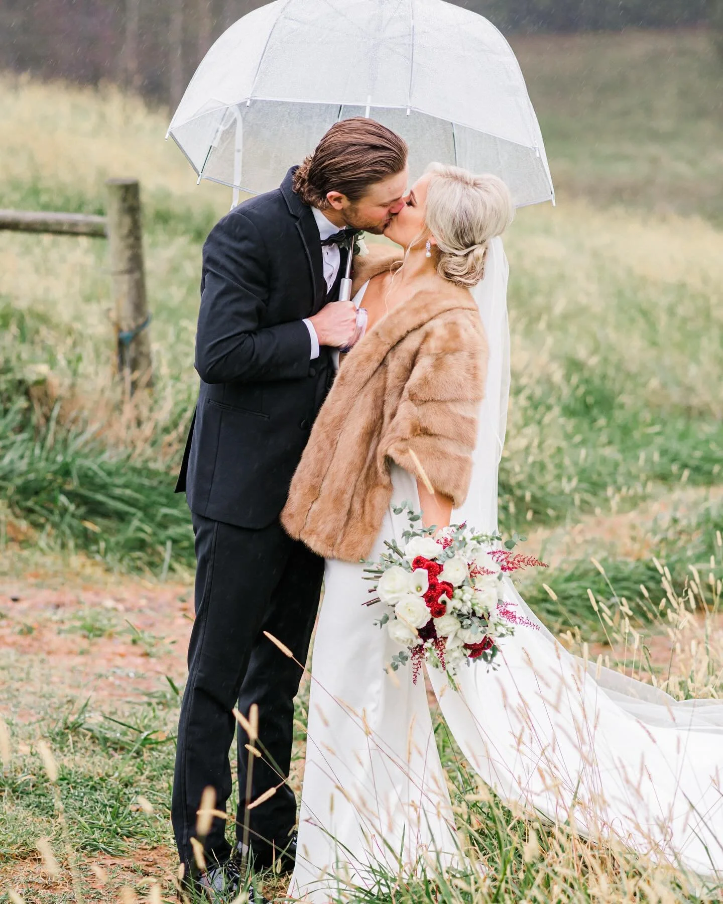 Rainy days&hellip;rainy weddings&hellip;they can be absolutely beautiful! 

#audreyherron #audreyherronphotography #georgiaphotographer #georgiaweddingphotographer #athensgaweddingphotographer #monroegaweddingphotographer #northgeorgiaweddingphotogra