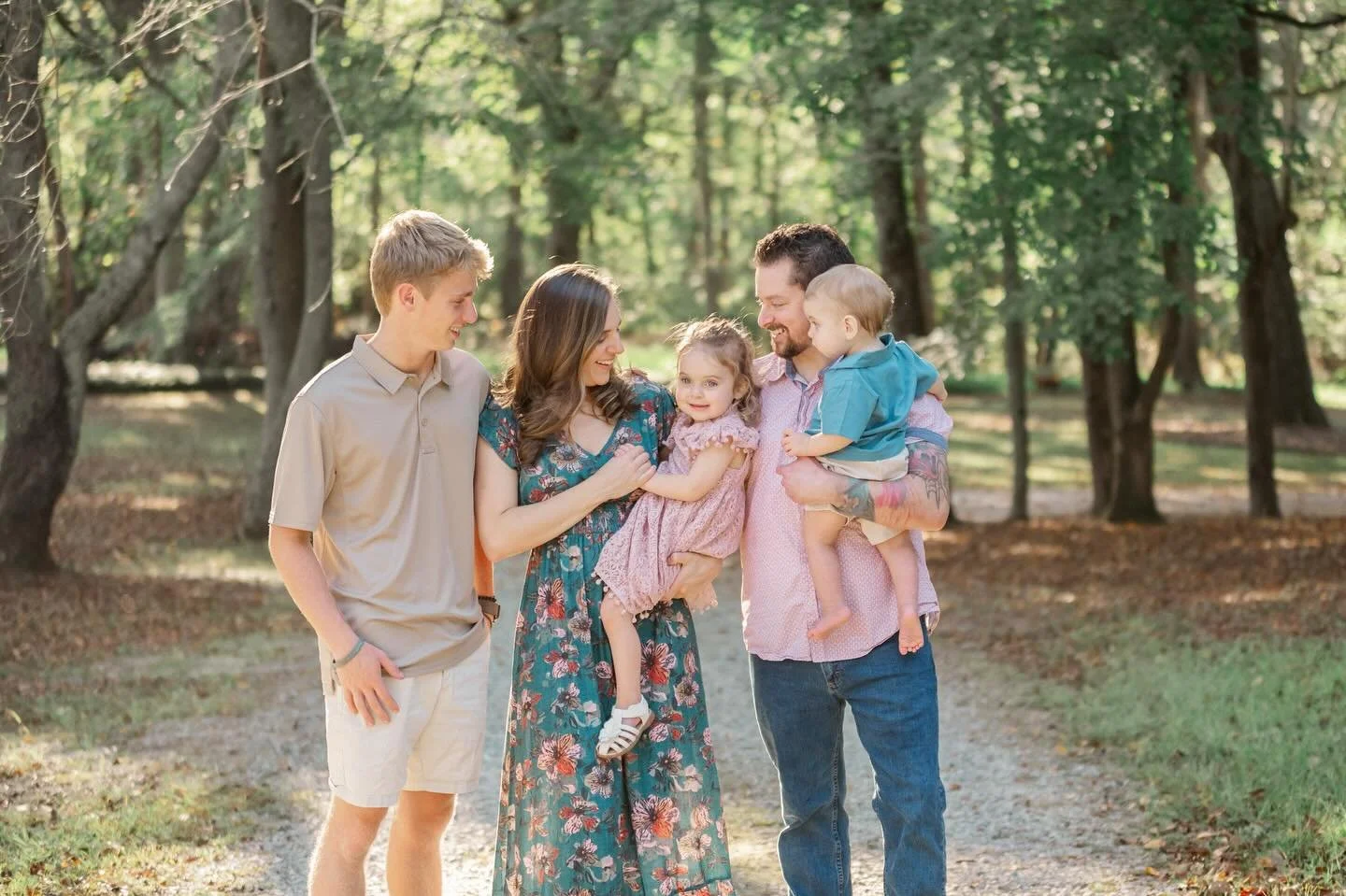 Loved getting to capture some sweet family memories for my neighbors&mdash;and I adore their color palette!! 😍

#audreyherron #audreyherronphotography #monroega #monroegaphotographer #fallfamilyphotos #fallsession #georgiaphotographer #georgiafamily