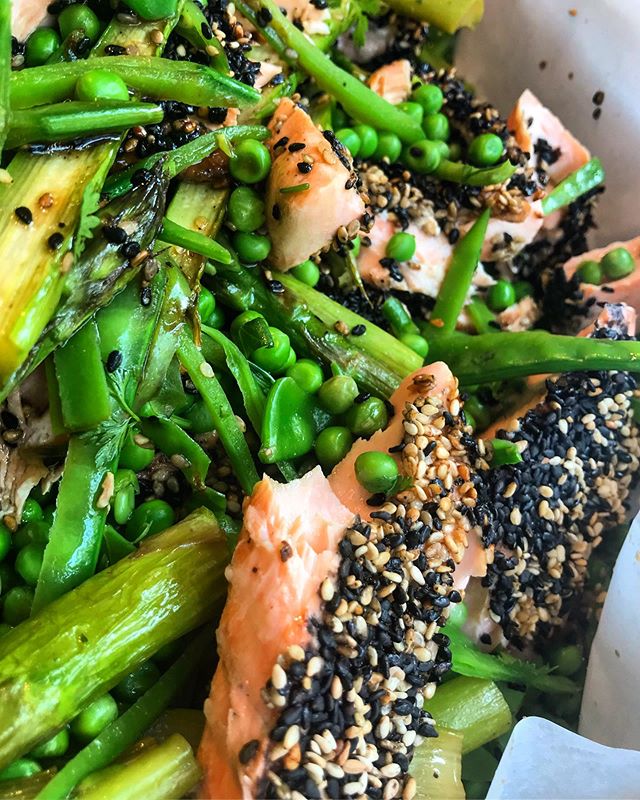 Salade de saumon &agrave; l&rsquo;asiatique! .
.
.
.
#saumon#legumesverts#freshfood#asiatique#micafood #healthyfood#salmon#labelrouge#bestoftheday#food#foodies#foodi#only#organic#green#vegetables#love#goodfood#goodmood#goodmoodfood#menu#photooftheday