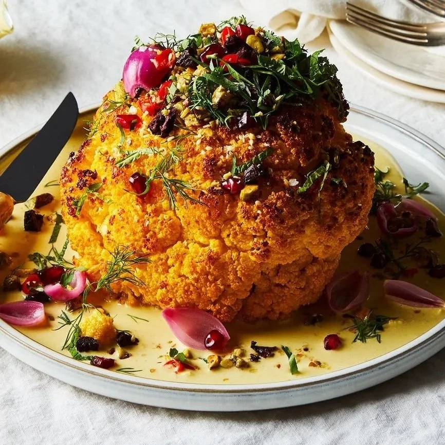 Chou fleur entier farci au pistou, dukkah d’amande