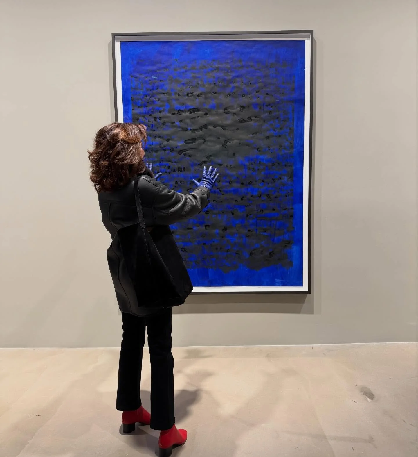 Blue this January? I LOVE the blues, especially in the hands of a master. Glenn Ligon has wrought exquisite things from this color. And speaking of color, swipe for more spice. @glennligon #blackandblue #color #blue #inkonpaper #paper