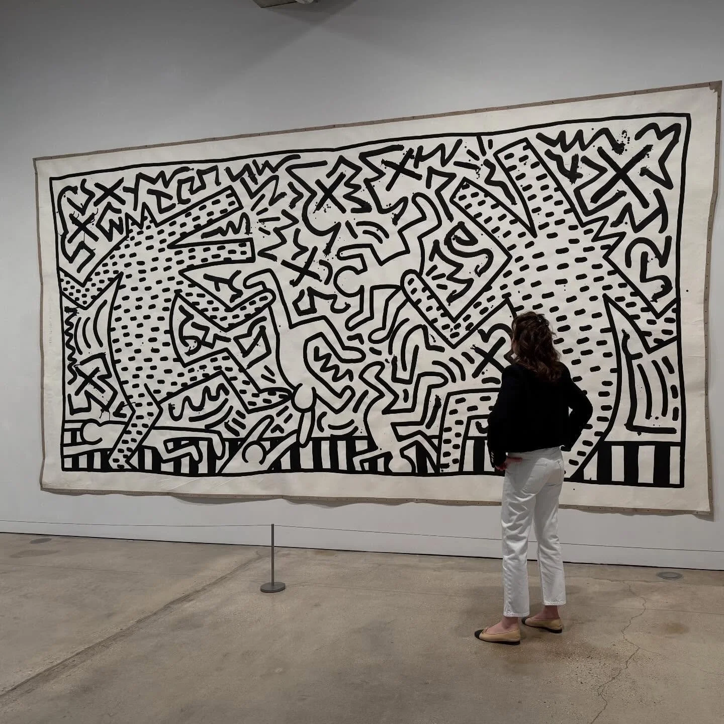Nothing captures the distinctly 80s New York downtown energy better than this painting on paper, rendered in one take in Haring's signature "graffiti meets punk" style, a dynamite explosion of youthful  exuberance.  #keithharing #mural #ink