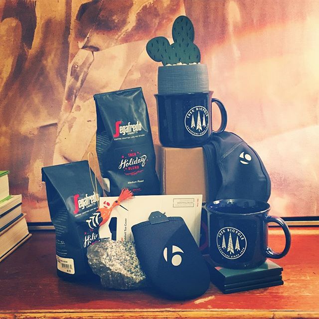 Hot gift alert!! 🌶🌶🚨🚨🚨☕️☕️☕️☕️🔥🔥🔥🔥🔥 .
The complete package for your favorite rider: thermal toe warmers, a cozy headband for all your outdoor endeavors, and limited edition @treksegafredo coffee and mugs.
.
Pair it with a gift card and you&