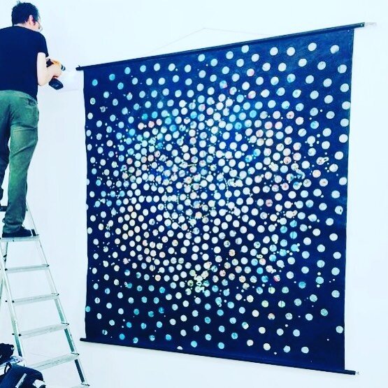 C. B., &ldquo;Fora de Casa&rdquo;, acr&iacute;lico sobre mapa