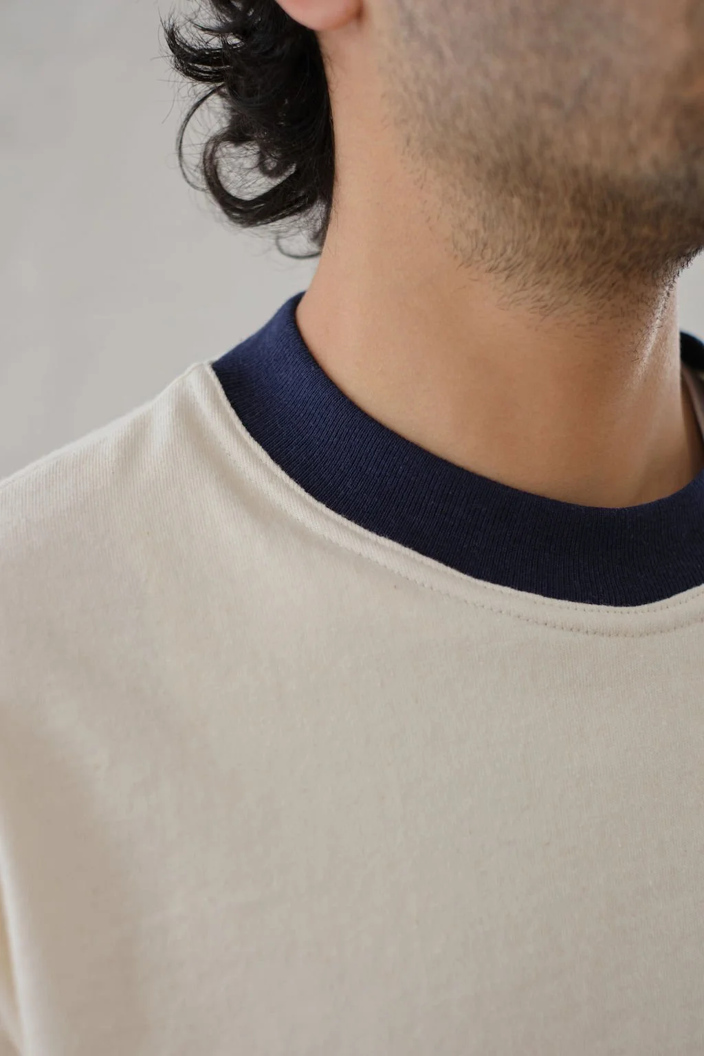 tee - natural with navy collar