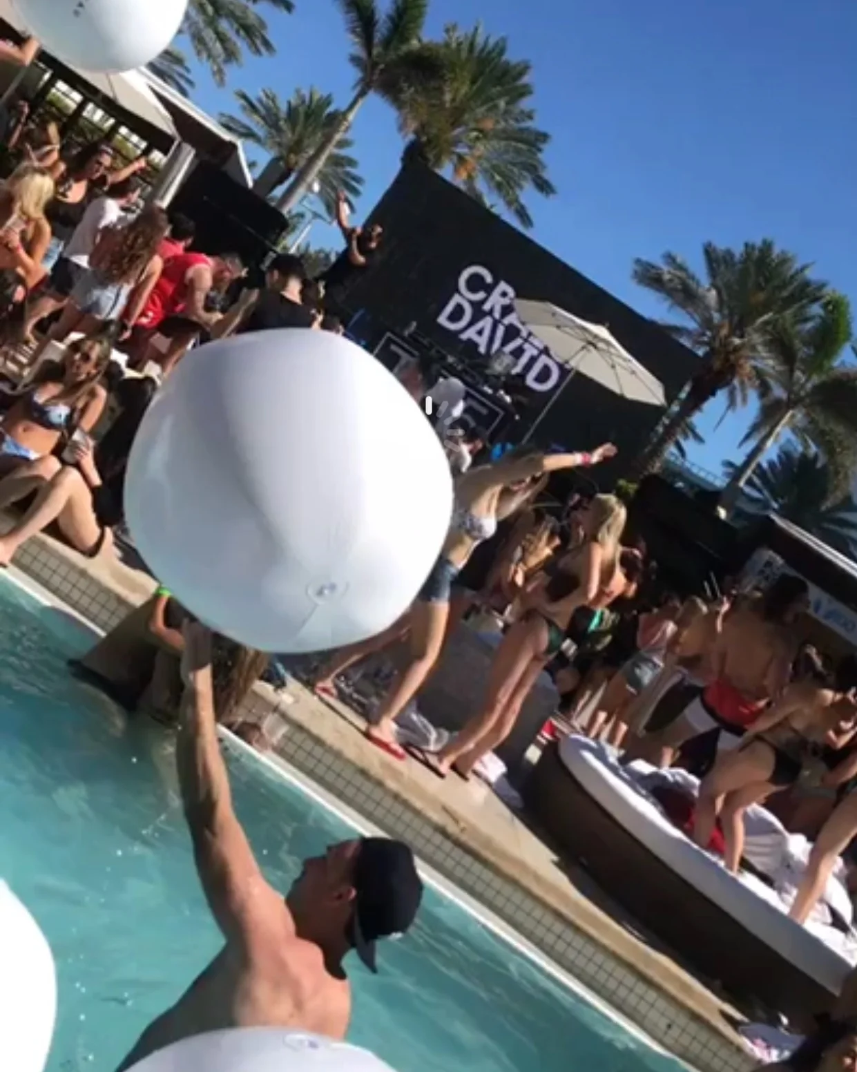 Fontainebleu Pool Party