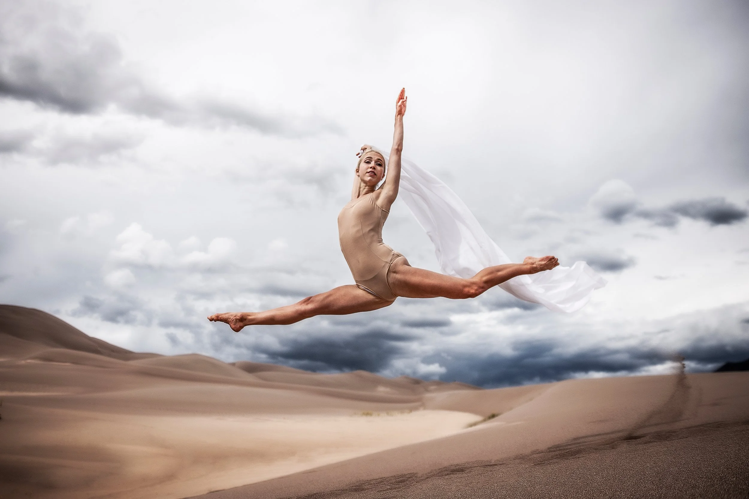 2H5R5501_dance_jump_v2.jpg